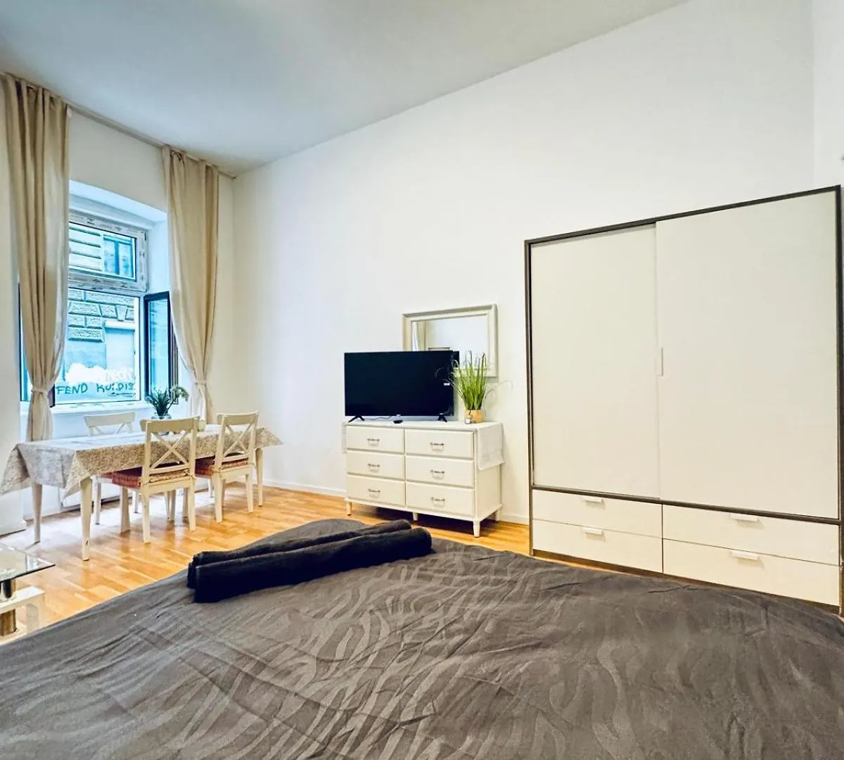Comfortable Studio Apt, 15 Minutes To Rathausplatz Vienna Apartment