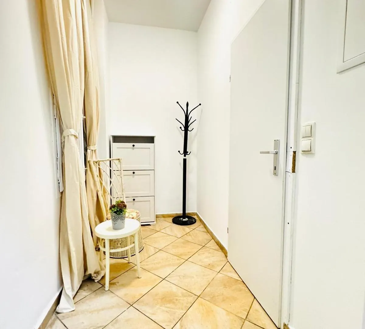 Comfortable Studio Apt, 15 Minutes To Rathausplatz Vienna Apartment