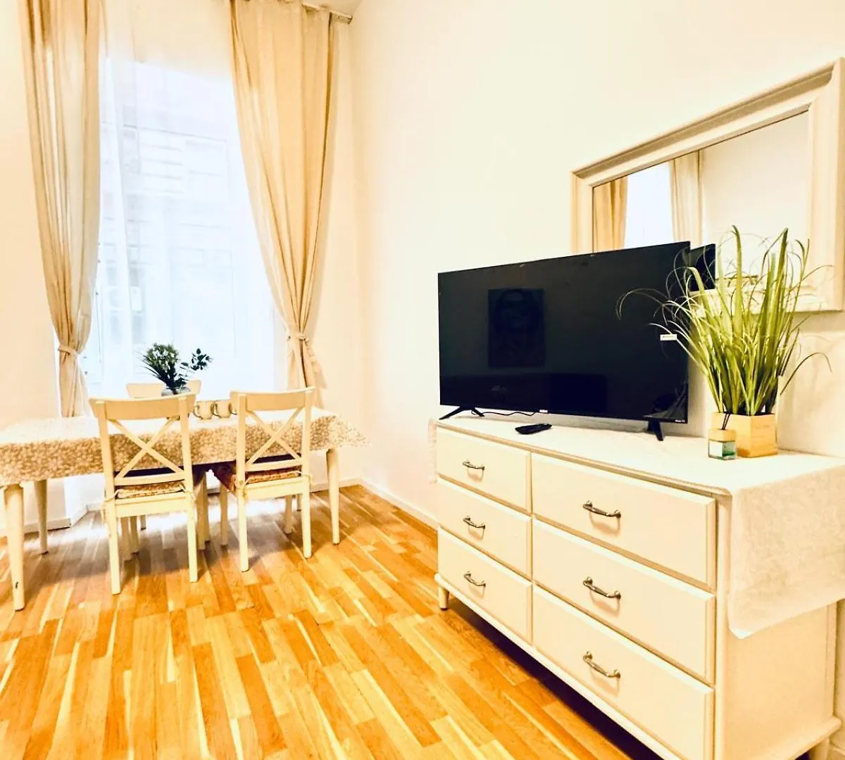Comfortable Studio Apt, 15 Minutes To Rathausplatz Vienna Apartment